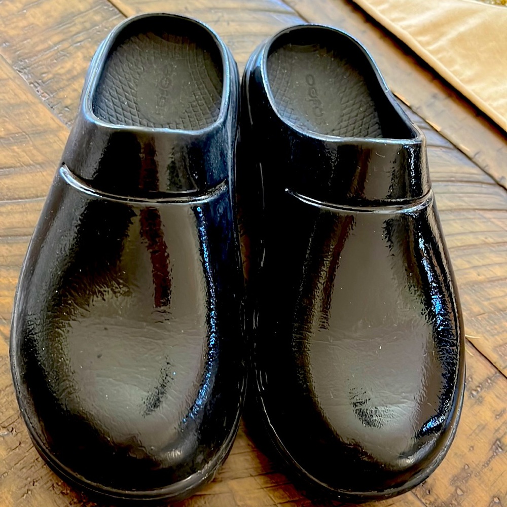 Oofos size 7